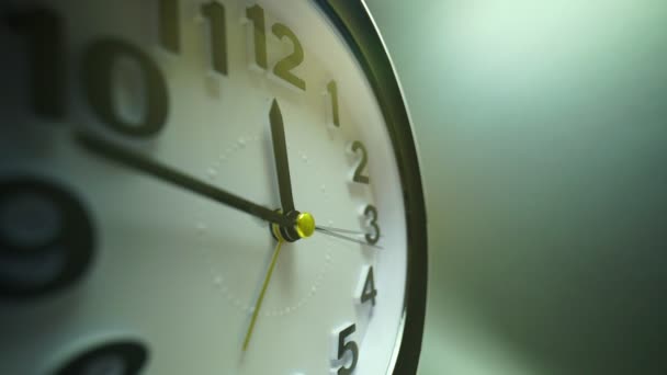 Horloge de table simple cadran close-up time running timelapse. On avance vite. macro extrême avec objectif large de 9mm, vue longue exposition du compte à rebours. Concept d'entreprise 4k 