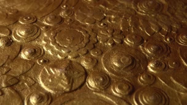 Abstract gold flower art close up. Golden floral background, texture painting covered with metallic dust. Shining slow motion drapery loop. Luxurious Diwali yellow grungy paint surface rotation. 4k. — Stock Video