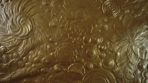 Abstracte gouden bloem kunst van dichtbij. Gouden bloemen achtergrond, textuur schilderen bedekt met metaalstof. Shining slow motion draperijlus. Luxe Diwali gele grungy verf oppervlak rotatie. 4k. — Stockvideo