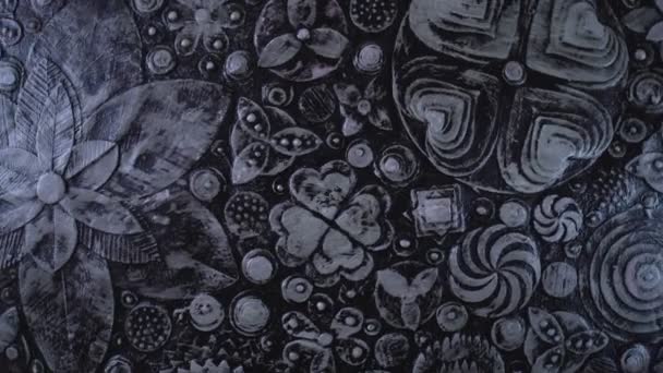 Fondo floral grunge negro abstracto. Plástico, flores de pintura acrílica sobre lienzo de arte. Textura de movimiento giratorio de lujo. 4k . — Vídeos de Stock