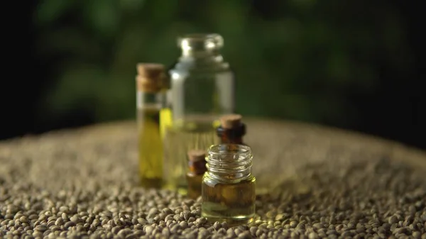 Glasburkar med cbd olja och frön. Hydroponiska och akvaponiska — Stockfoto