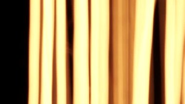Tungsten ampul lambası Bokeh siyah arkaplan üzerinde dönerken detayları ortaya çıkarıyor. Klasik Edison ampulü karanlıkta dönüyor ve hareket ediyor, içinde keskin parlak kablolar var. 4k.