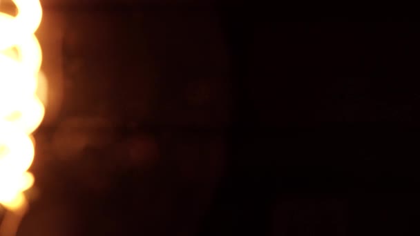 Langzame rotatie van de Edison retro lamp. Draaiende vintage gloeidraad wolfraam lamp onthullende details idee uitzicht. Gezellige nostalgische avond slaapkamer macro close-up concept. 4k. — Stockvideo
