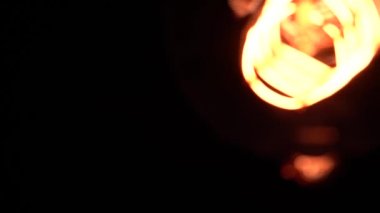 Makro kameradaki yavaş hareket Tungsten ampulü ya da Edison ampulünün bazı kısımlarında keskin detaylar ortaya çıkarır. Siyah arkaplan üzerindeki samimi manzara, eski antika ışığın makro yakın çekim görüntüsü. 4k.