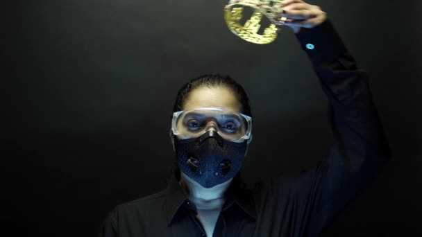 Woman in urban protective air mask with glasses, wearing crown or corona. Coronavirus pathogen outbreak pandemic concept. Virus disease 2019-nCoV or covid-19 protection and prevention. 4k — Stockvideo