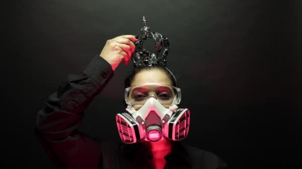 Coronavirus pathogen outbreak pandemic biohazard concept. Woman in heavy duty urban protective air mask and glasses put the crown on the head. Virus disease 2019-nCoV or covid-19 protection. 4k — Stok video