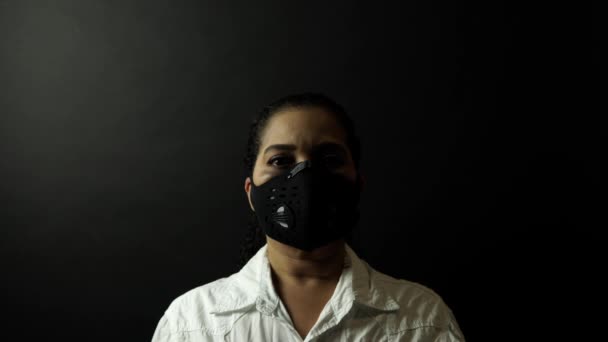 Vrouw met een chirurgisch of medisch masker op de kroon op het hoofd, waarop Coronavirus of covid 19, virus uitbraak concept is afgebeeld. Corona virus ziekte 2019-ncov bescherming en preventie. 4k. — Stockvideo