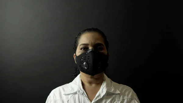 Close up de auto-protegido rosto feminino afro-americano em branco — Fotografia de Stock