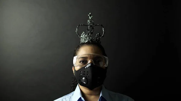 Woman in urban protective air mask with glasses, wearing crown o — Stock Photo, Image