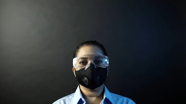 Frau in städtischer Schutz- oder medizinischer Maske mit Brille, — Stockfoto