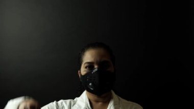 Siyah maske takan Afro-Amerikalı bir kadın kafasına taç ya da taç takıyor. Covid-19 enfeksiyon konsepti. Ölümcül Corona virüsü 2019-Ncov, Çin konseptinde salgın.
