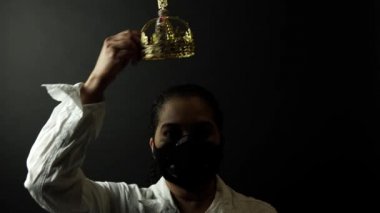 Siyah maske takan Afro-Amerikalı bir kadın kafasına taç ya da taç takıyor. Covid-19 enfeksiyon konsepti. Ölümcül Corona virüsü 2019-Ncov, Çin konseptinde salgın.