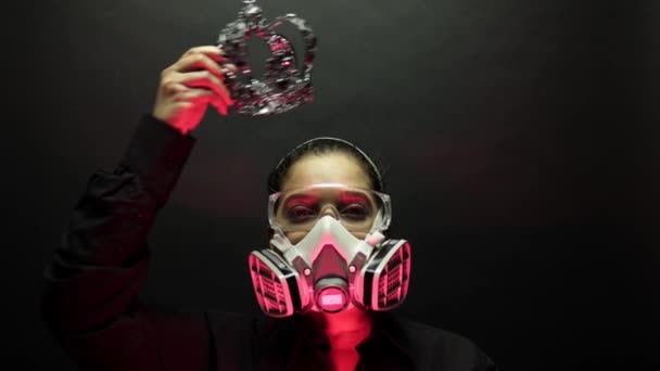 Coronavirus pathogen outbreak pandemic biohazard concept. Woman in heavy duty urban protective air mask and glasses put the crown on the head. Virus disease 2019-nCoV or covid-19 protection. 4k — Stock video