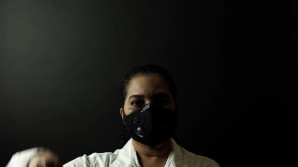 หญิงชาวแอฟริกันอเมริกันได้รับการปกป้องในเมืองหน้ากากดําอากาศสวมมงกุฎหรือโคโรน่าบนหัว แนวคิดการติดเชื้อโควิด-19 ความสําคัญของไวรัสโคโรนา 2019-nCoV, โรคระบาดในจีน . — วีดีโอสต็อก