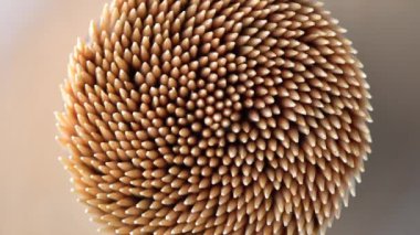 Tahta arka planda kürdan. Kokteyl çubuğu ya da kürdan makro odağı. Diş hijyeni ya da diş bakımı kavramı. Kariyer önleme. Diş Sağlığı Hizmetleri.