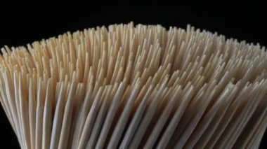 Tahta kürdan ya da kokteyl çubukları çok yakından. Döndürme makrosundan yapılmış el kazmaları. Diş hijyeni ya da diş bakımı kavramı. Kariyer önleme. Diş Sağlığı Hizmetleri.