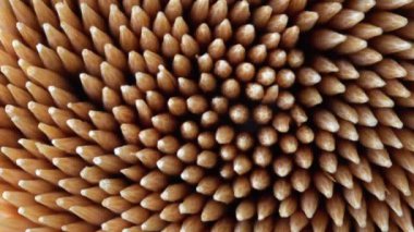 Tahta bambu kürdanlardan Makro yakın çekim, yukarıdan yavaş çekim dönüş. Yemekten sonra diş hijyeni ya da diş bakımı kavramı. Kariyer önleme. Diş Sağlığı Hizmetleri.