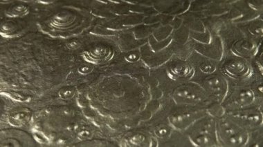 Soyut altın çiçek sanatı yakın plan. Altın çiçekli arka plan, metalik tozla kaplı desen boyası. Yavaş çekimde parlayan örtü döngüsü. Lüks Diwali sarı grungy boya yüzey rotasyonu. 4k.
