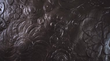 Soyut bakır çiçek sanatı yakın plan. Kahverengi kırmızı çiçek arkaplanı, metal tozla kaplı desen boyası. Yavaş çekimde parlayan örtü döngüsü. Lüks Diwali grungy boya yüzey rotasyonu. 4k.