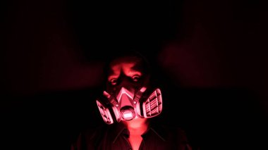 Coronavirus patojen salgını konsepti. Kentsel koruyucu ya da tıbbi maskeli bir kadın, siyah arka plandaki kameraya bakıyor. Virüs Hastalığı 2019-Ncov Koruma ve Önleme. 