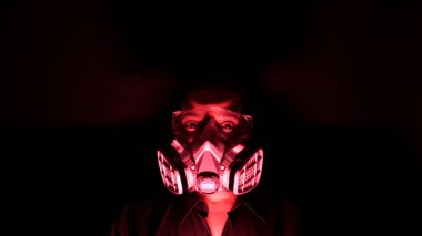 Coronavirus patojen salgını konsepti. Kentsel koruyucu ya da tıbbi maskeli bir kadın, siyah arka plandaki kameraya bakıyor. Virüs Hastalığı 2019-Ncov Koruma ve Önleme. 