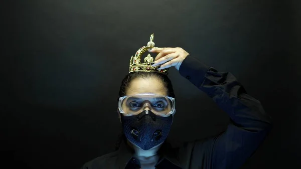 Afro Americano Feminino Protegido Máscara Preto Urbano Vestindo Coroa Corona — Fotografia de Stock
