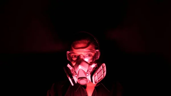의료용 마스크를 과붉은 여성입니다 개인적으로 코로나 바이러스 코로나 바이러스로부터 격리를 — 스톡 사진