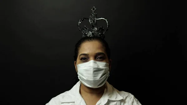 Mulher Com Máscara Cirúrgica Médica Colocada Coroa Cabeça Retratando Coronavirus — Fotografia de Stock