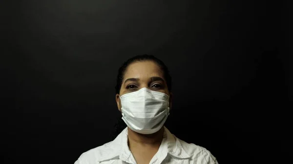 Mulher Máscara Cirúrgica Médica Com Olhos Abertos Olhando Para Câmera — Fotografia de Stock