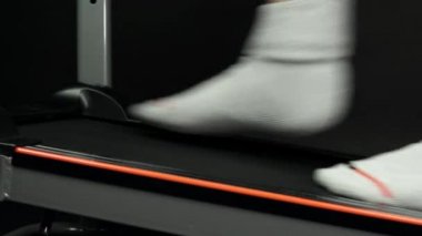 Koşu bandı tedavisi sırasında orta yaşlı bir hasta. Rehabilitasyon odasında çalışan bir adam. Spor salonunda kazadan sonra yürüyüş yeteneklerini geliştirmek için koşan biri. Sağlıklı vücut için egzersiz..