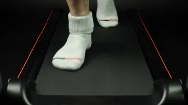 Koşu bandı tedavisi sırasında orta yaşlı bir hasta. Rehabilitasyon odasında çalışan bir adam. Spor salonunda kazadan sonra yürüyüş yeteneklerini geliştirmek için koşan biri. Sağlıklı vücut için egzersiz..