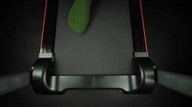 Yeşil çoraplı bir adam koşu bandında koşuyor. Spor salonunda ya da spor salonunda yürüyüş, spor malzemeleriyle kardiyo çalışması. Yukarıdan yürüyerek yaklaş..