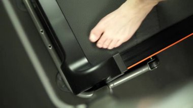 Koşu bandı tedavisi sırasında orta yaşlı bir hasta. Rehabilitasyon odasında çalışan bir adam. Spor salonunda kazadan sonra yürüyüş yeteneklerini geliştirmek için koşan biri. Sağlıklı vücut için egzersiz..