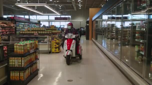 Toronto Ontario Canadá Marzo 2020 Mujer Discapacitada Scooter Movilidad Máscara — Vídeo de stock
