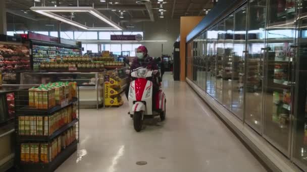 Toronto Ontário Canadá Março 2020 Mulher Com Deficiência Scooter Mobilidade — Vídeo de Stock