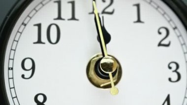 Modern saat hızlandırılmış zaman hareketiyle karşı karşıya. Hızlı yan hareketler ve hızlandırılmış dakikalar ok tik tak ediyor. Zaman çok hızlı geçiyor. Ekstrem makro yakın çekim. 4k.