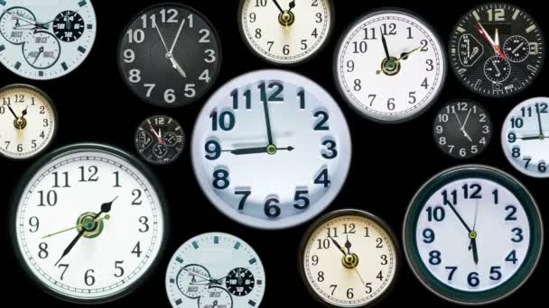 Horloge variée en un laps de temps de cadre. Images de concept de temps faites de vrais visages d'horloge différents. Affichage d'une heure différente sur fond noir. 4k . — Video
