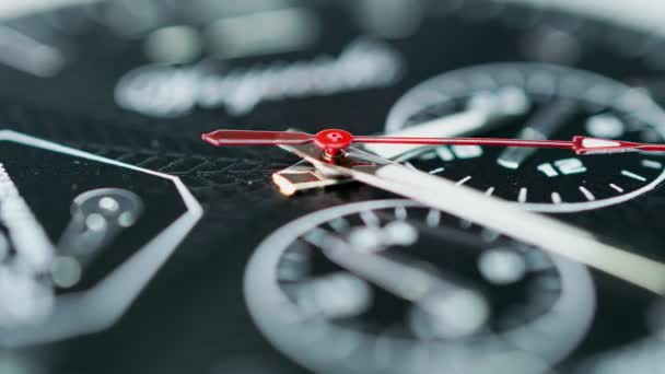 Reloj de mano cara con detalles y textura, timelapse. Muy cerca. Flecha corriendo en el lapso de tiempo extrema macro primer plano del frente del reloj de negocios, moviendo la aguja de segundos rápidos. 4k. — Vídeos de Stock