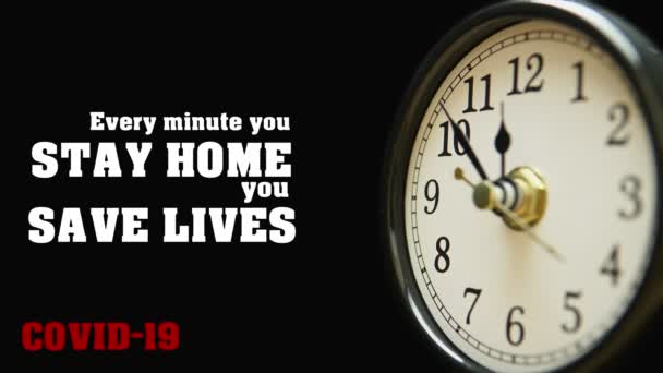 Každou minutu, co jsi doma, zachraňuješ životy. Covid-19 pandemická citace pro vlastní izolaci a karanténní koncept s timelapse hodiny čelí vytáčení. Čas je cenný pro prevenci šíření koronaviru. 4k. — Stock video