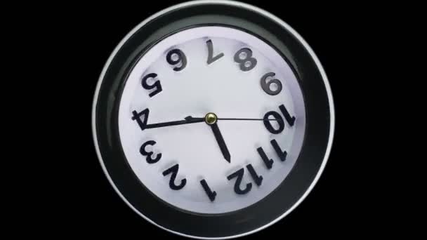 Μακρο βολή του προσώπου ρολόι με ταχεία περιστροφή όλου του σώματος και σχεδόν στατικά δευτερόλεπτα βέλος. Γρήγορη ροή του χρόνου έννοια. Πραγματικό πλάνο ρολόι με ευρυγώνιο φακό γκρο γκρο πλαν. 4ια. — Αρχείο Βίντεο