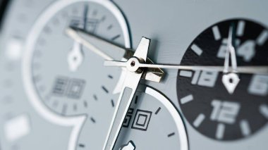 Elleri ve zamanı olan iş saati, makroyu kapatır, ikinci el. Detaylar ve dokularla dolu çok sıkı bir el gözlemi yüzü. Meşgul ya da acil kavram.