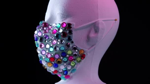 Maniquí con máscara facial de diamantes de lujo de moda urbana médica y parpadeo de luz de neón roja y azul que imita las luces de emergencia médicas. Concepto de diseñador artístico durante la pandemia de coronavirus COVID 19 . — Vídeo de stock