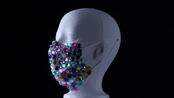 Stedelijke medische masker op de vrouw mannequin draaien. Kinky dure diamant accessoire voor beroemdheid model tijdens virus ziekte COVID 19 coronavirus pandemische zelf isolatie. — Stockvideo