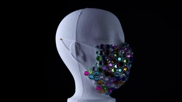 Маннекін одягнений в медичну міську маску для обличчя з діамантами. Концепція художника-дизайнера під час вірусних захворювань COVID 19 ізоляція пандемії коронавірусу. Дивовижний кучерявий дорогоцінний камінь аксесуар . — стокове відео