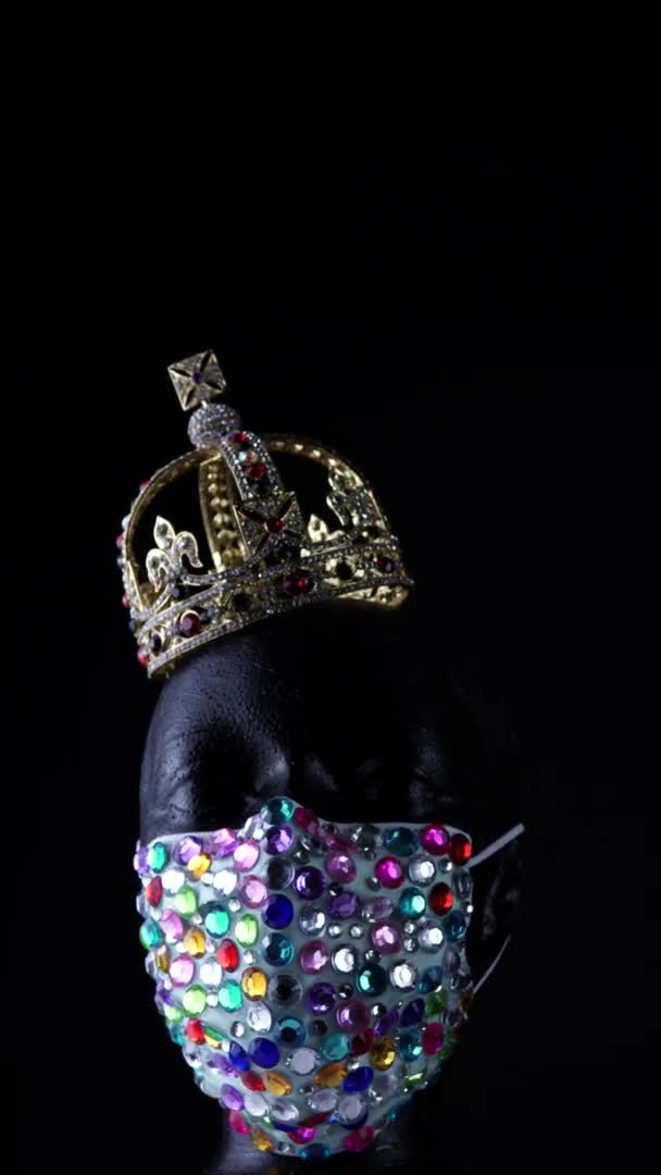 Міська медична маска і золота корона на жінці маннекін, що обертається. Кучерявий дорогий алмазний аксесуар для моделі знаменитостей під час вірусних захворювань Коронавірусна самоізоляція COVID-19 . — стокове відео