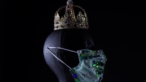 Cabeça de boneca vestindo designer médico urbano luxo jóia máscara protetora e coroa de ouro. Moda tendência de design criativo durante a doença do vírus, COVID 19 coronavírus e conceito de escassez de máscara . — Vídeo de Stock