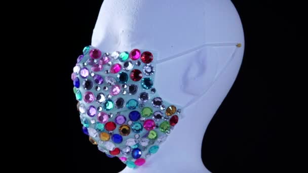 医療都市のファッション高級ダイヤモンドを身に着けているマネキンは医療緊急照明を真似たマスク及び赤及び青のネオンライトのちらつきに直面する。COVID 19コロナウイルスパンデミックの間のアーティストデザイナーの概念. — ストック動画