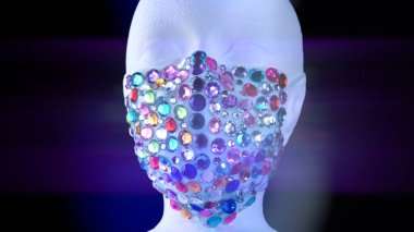 Medikal şehir modasına uygun lüks elmaslar takan mankenler maske takıyor. Virüs hastalığı COVID 19 koronavirüs salgını sırasında sanatçı tasarım kavramı. Fantezi müstehcen değerli değerli taşlar aksesuar.