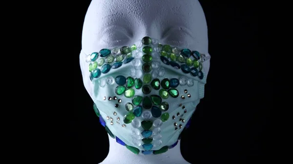 Kvinna Ansikte Skyltdocka Bär Medicinsk Fashionabla Lyx Ädelsten Ansikte Mask — Stockfoto