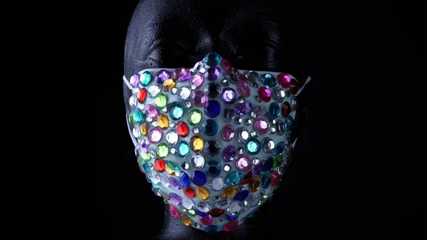 头戴医用都市时尚钻石面具的人体模特 在病毒性疾病Covid19中 艺术家的设计理念是对大肠病毒大流行进行自我隔离 奇形怪状的宝石饰物 — 图库照片